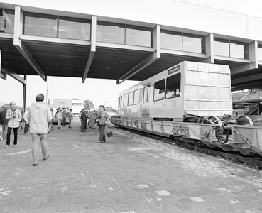 884936 Afbeelding van de aankomst van het eerste tramstel (nr. 5001) van de Sneltram Utrecht-Nieuwegein (S.U.N.) per ...